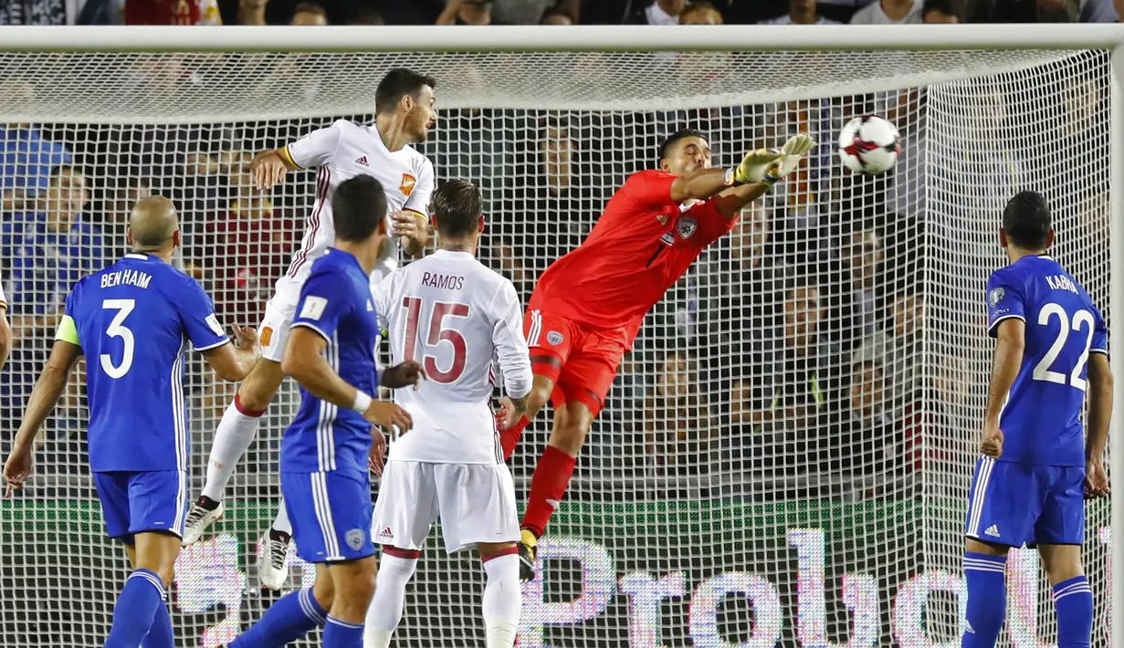 Kiper Israel, Ariel Harosh, mengamankan gawangnya saat melawan Spanyol pada laga kualifikasi Piala Dunia 2018 di Stadion Teddy, Yerusalem,Senin (9/10/2017). Israel kalah 0-1 dari Spanyol. (AFP/Jack Guez)