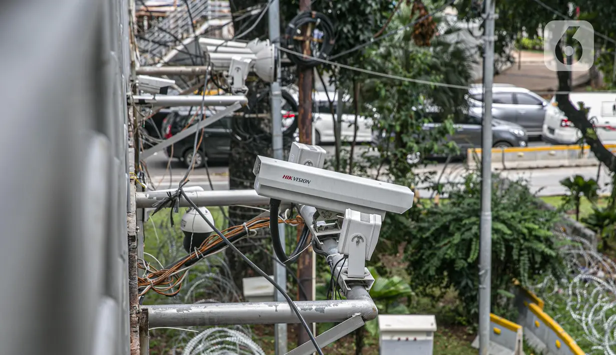 Kamera Closed Circuit Television (CCTV) terpasang di Jalan MH Thamrin, Jakarta, Sabtu (23/1/2021). Direktorat Lalu Lintas Polda Metro Jaya menargetkan 100 kamera electronic traffic law enforcement (ETLE) terpasang di sejumlah ruas jalan di Jakarta pada 2021. (Liputan6.com/Faizal Fanani)