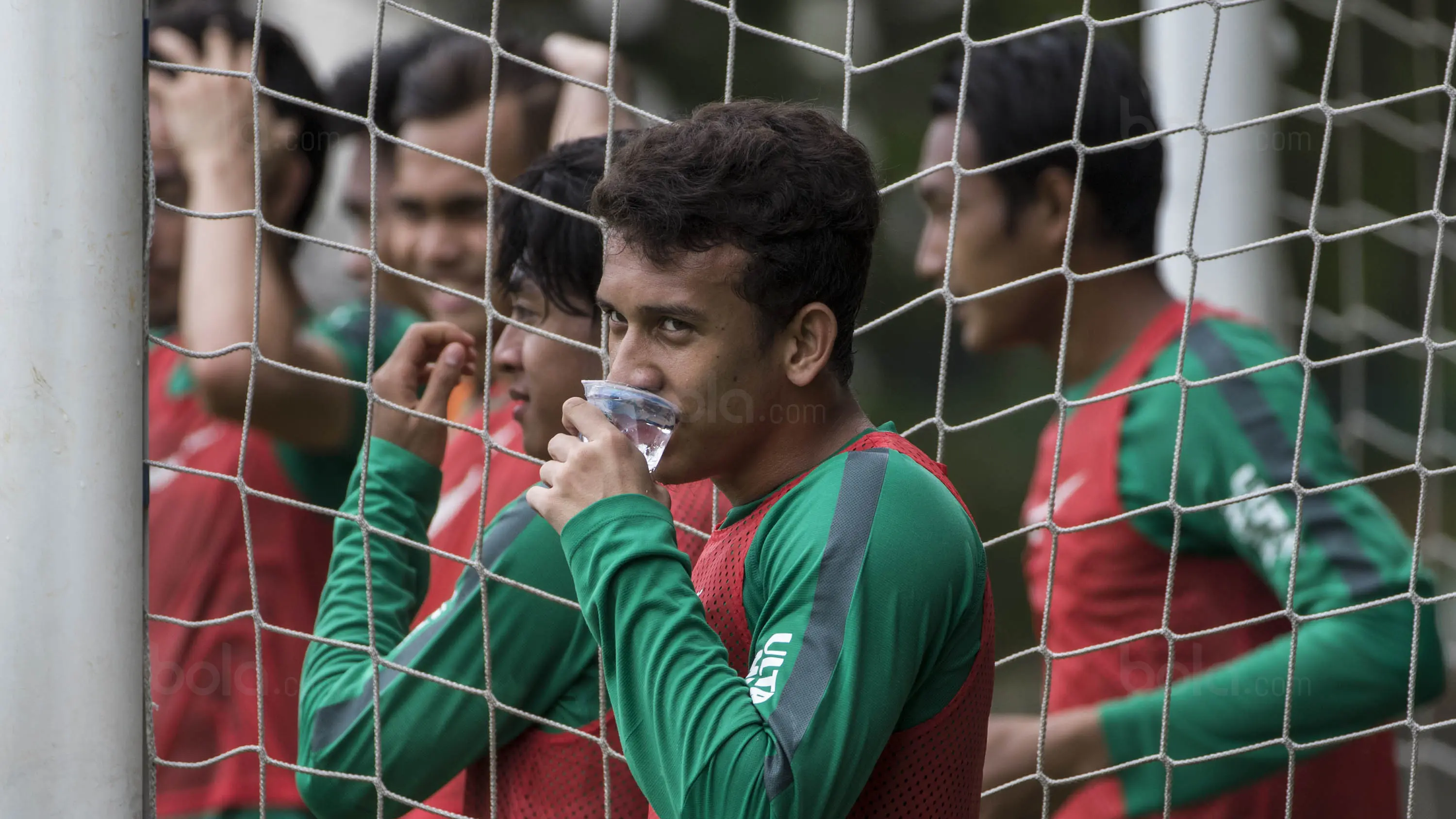 Gelandang Timnas Indonesia, Egy Maulana, melepas dahaga saat latihan di Lapangan ABC Senayan, Jakarta, Jumat (19/1/2018). Pemusatan latihan ini dilakukan jelang Asian Games 2018. (Bola.com/Vitalis Yogi Trisna)