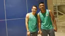 Bintang Timnas U-19, Egy Maulana Vikri dan Rafli Mursalim, usai mengikuti sesi latihan bersama Timnas U-23 di Stadion Wibawa Mukti, Cikarang, Selasa (14/11/2017). Timnas Indonesia U-23 akan bertanding melawan Suriah U-23.  (Bola.com/M Iqbal Ichsan)