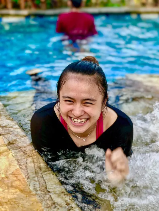 Saat melepas penat dengan bersantai di kolam renang, Melati Daeva tersenyum sangat manis. Ia terlihat tanpa beban dengan tunjukkan senyum lebarnya hingga gigi putihnya terlihat. Senyum manis Melati ini banjir pujian netizen. (Liputan6.com/IG/@melatidaeva)