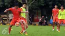 Gelandang Persija, Hong Soon Hak (kedua kiri) berusaha merebut bola saat latihan di Lapangan Yon Zikon 14, Jakarta, Senin (11/7/2016). Latihan ini persiapan melakoni laga melawan Persib pada Sabtu (16/7). (Liputan6.com/Helmi Fithriansyah)