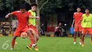 Gelandang Persija, Hong Soon Hak (kedua kiri) berusaha merebut bola saat latihan di Lapangan Yon Zikon 14, Jakarta, Senin (11/7/2016). Latihan ini persiapan melakoni laga melawan Persib pada Sabtu (16/7). (Liputan6.com/Helmi Fithriansyah)