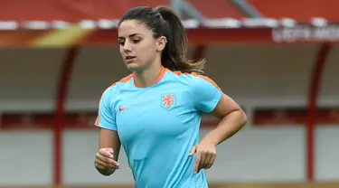 Gelandang Belanda Danielle van der Donk saat mengikuti sesi latihan jelang semifinal UEFA Women Euro 2012 melawan Inggris di Enschede (2/8). Pesepak bola wanita 25 tahun ini merupakan pemain klub Arsenal. (AFP Photo/John Thys)