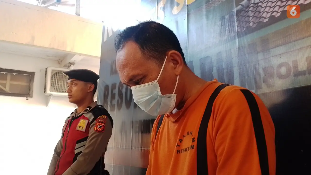 Pelaku penembakan pemilik warkop di Kota Sukabumi saat diamankan Polres Sukabumi Kota (Liputan6.om/Fira AFS)