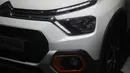Lampu depan menggunakan kombinasi LED dan bohlam halogen. Untuk lampu senjanya sudah mendapat teknologi LED dengan desain yang unik. Sementara untuk lampu utama masih mengandalkan bohlam halogen. Foglamp halogen hadir di bagian bumper untuk menambah penerangan di malam hari. Garnish jingga di sekitarnya memberikan aura funky di mobil ini.