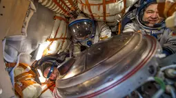 Jeff Williams, Alexey Ovchinin dan Oleg Skripochka berada di dalam kapsul pesawat luar angkasa Soyuz TMA-20M saat mendarat di dekat Kota Zhezkazgan, Kazakhstan, Rabu (7/9).  (Bill Ingalls/NASA/Reuters)