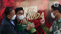 Ketua Umum PSSI Mochamad Iriawan bersama pesepakbola Pratama Arhan (tengah) saat konferensi pers jelang keberangkatan menuju Jepang di kantor PSSI, Jakarta, Jumat (4/3/2022). Pratama Arhan resmi bergabung ke klub bola Jepang, Tokyo Verdy (Liputan6.com/Herman Zakharia)