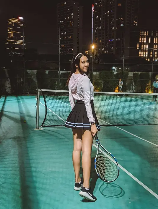 "Enggak ada (operasi), ngeri aku masih muda soalnya. Belum berani kalau sekarang karena masih muda," ucapnya. (Instagram/anyageraldine)