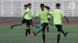 Pesepak bola yang tergabung dalam Timnas Indonesia U-19 melakukan pemanasan saat berlatih di Stadion Madya Gelora Bung Karno, Jakarta, Selasa (21/6/2022). Timnas Indonesia U-19 dalam mengarungi Piala AFF U-19 2022 tergabung dalam Grup A bersama Vietnam, Thailand, Myanmar, Brunei Darussalam, dan Filipina. (Liputan6.com/Helmi Fithriansyah)