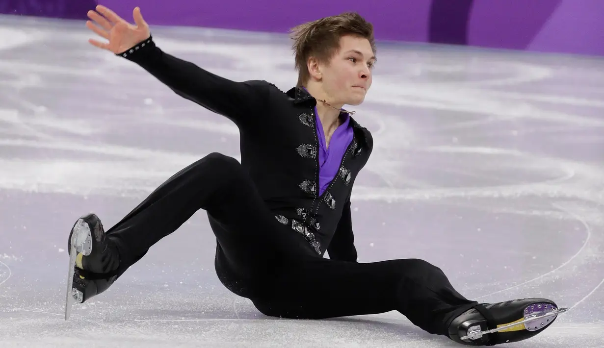 Pemain skating pria dari Rusia, Mikhail Kolyada terjatuh saat tampil pada Olimpiade Musim Dingin 2018 Pyeongchang di Gangneung, Korea Selatan, Senin (12/2). Olimpiade Musim Dingin digelar dari tanggal 9 hingga 25 Februari mendatang. (AP/David J. Phillip)