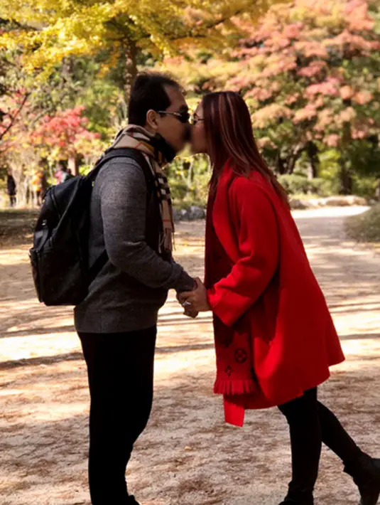 "Niru gaya di film ben kekinian ❤️Aku & suamiku❤️😘 Aku,suami dan anakku😍 Tempatnya winter sonata," tulis Inul sebagai keterangan foto yang diunggah pada 23 Oktober 2017. (Instagram/inul.d)