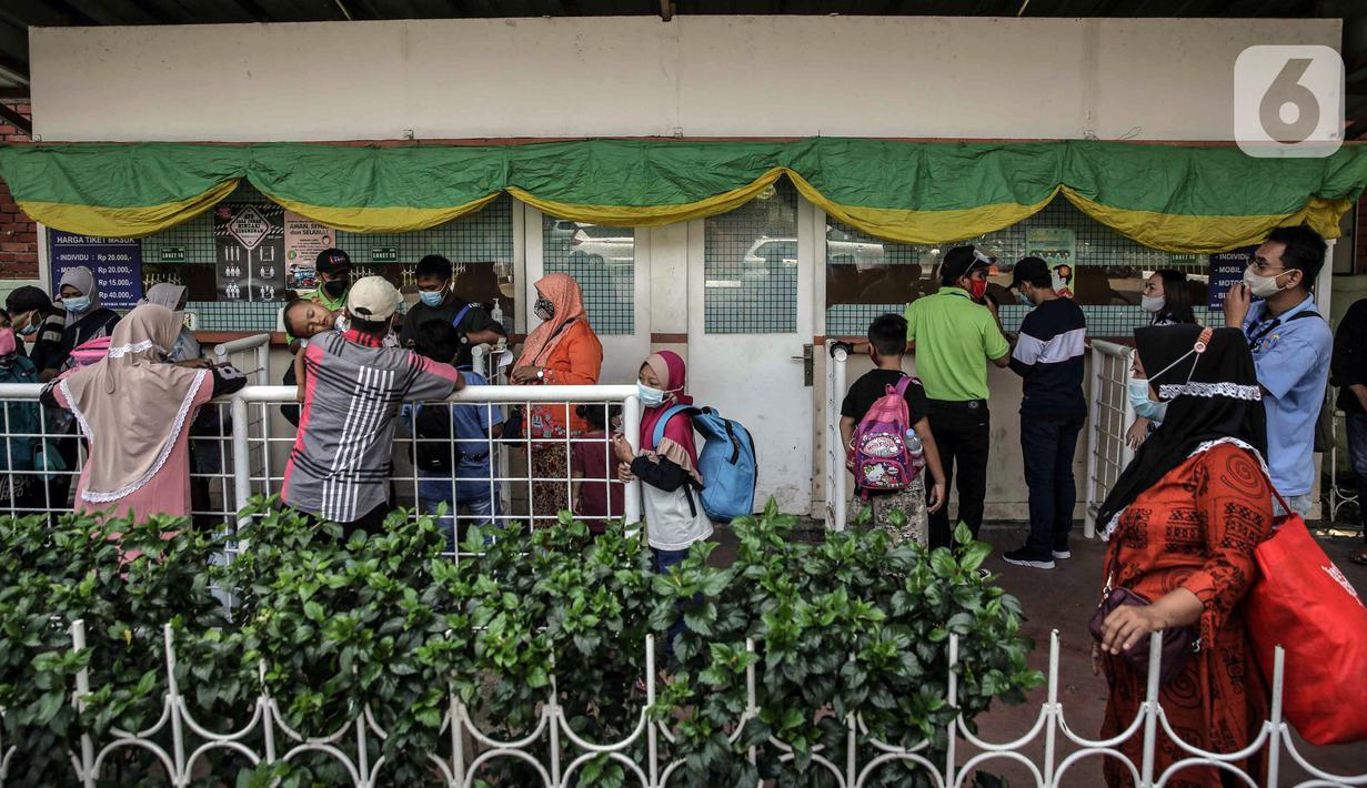 Pengunjung membeli tiket untuk masuk ke Taman Mini Indonesia Indah (TMII), Jakarta, Sabtu (15/5/2021). Banyak warga memilih berwisata ke TMII untuk menghabiskan waktu libur Lebaran. (Liputan6.com/Faizal Fanani)
