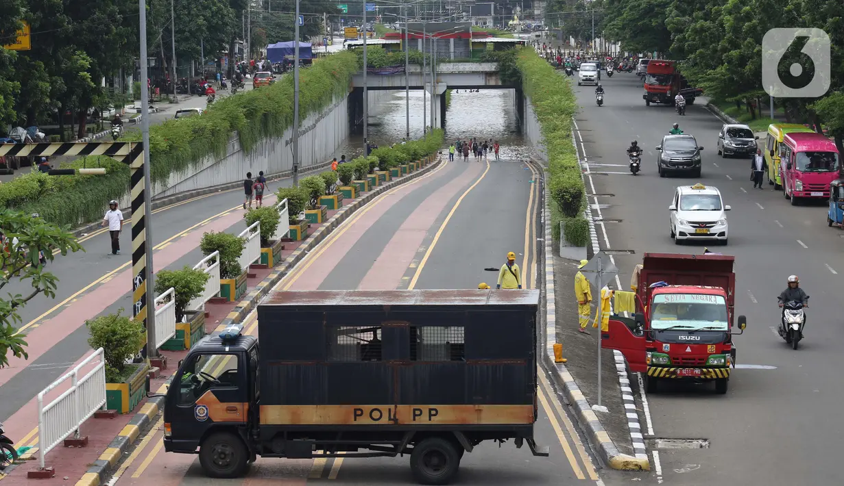 Suasana terowongan di Jalan Angkasa yang tergenang banjir Jakarta, Selasa (25/2/2020). Hujan yang mengguyur Jakarta sejak Senin (24/2) malam membuat sejumlah kali meluap dan menyebabkan banjir di terowongan tersebut. (Liputan6.com/Helmi Fithriansyah)