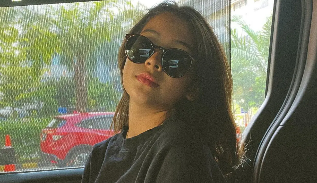 Pasalnya, ia terlihat menggunakan berbagai model kacamata dalam foto yang diunggah di media sosial. Penampilan Sandrinna saat memakai kacamata ini juga mendapat pujian dari netizen. (Liputan6.com/IG/@sandrinna_11)