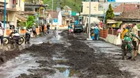 Warga membersihkan material lumpur akibat banjir bandang di Desa Ranu Pani Lumajang (Istimewa)