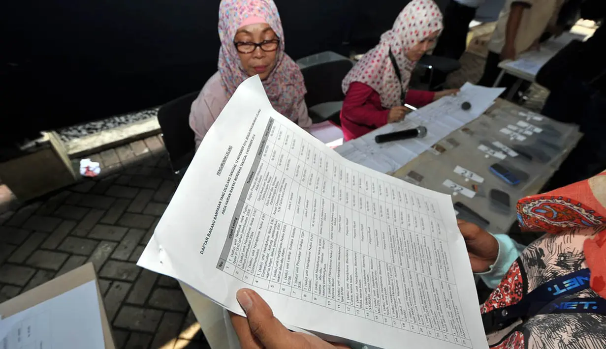 Setiap barang mempunyai harga batas penawaran masing-masing dari mulai Rp 25 ribu hingga Rp 1,5 juta, Jakarta, Rabu (12/11/2014). (Liputan6.com/Miftahul Hayat)