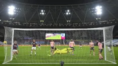Pemain West Ham United Issa Diop (kanan) mencetak gol ke gawang Sheffield United pada pertandingan Liga Inggris di London Stadium, London, Inggris, Senin (15/2/2021). West Ham United menang 3-0. (Glyn Kirk/Pool via AP)