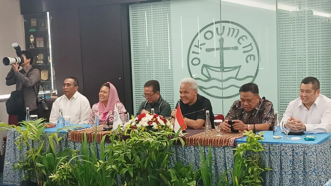 Calon presiden nomor urut 3 Ganjar Pranowo mendatangi kantor Persekutuan Gereja-Gereja Indonesia (PGI)