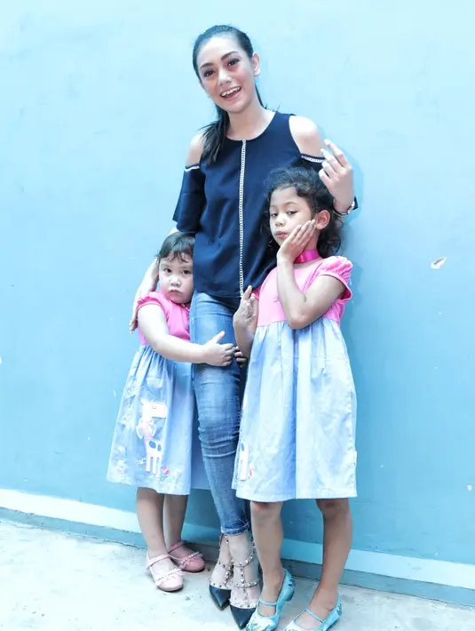 Dengan sering mengajak ke lokasi syuting, Celine tidak bermaksud untuk mengenalkan putrinya pada dunia entertainment. Sebagai orangtua, ia tidak mau memaksakan keinginan anaknya. (Adrian Putra/Bintang.com)