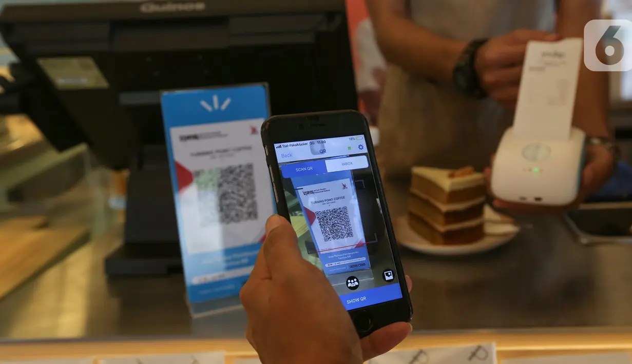 Pembeli sedang scan qr qode menggunakan teknologi Youtap di coffe shop, Gading Serpong, Tangsel, Sabtu (14/11/2020). Youtap memberi kenyamanan pelanggan untuk mendapat bukti transaksi yang sah dan memudahkan transaksi on the go bagi para pelaku bisnis. (Liputan6.com/Fery Pradolo)
