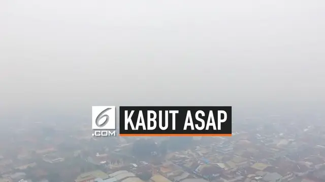 Inilah penampakan kota Singkawang, Kalimantan Barat dari udara. Langit Singkawang tertutup kabut asap tebal, sampai gunung Singkawang yang biasanya terlihat kini tidak kelihatan.