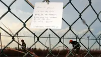 Pesan yang ditinggalkan untuk pilot Jeju Air yang kecelakaan di Bandara Muan, Minggu, 29 Desember 2024. (dok. YONHAP / AFP)