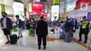 <p>Calon penumpang kereta api tiba di Stasiun Gambir, Jakarta, Jumat (22/4/2022). Stasiun Gambir per Jumat (22/4/2022). Adapun Volume penumpang berangkat sebanyak 6.300 atau 41 persen dari total Tempat Duduk yang tersedia sebanyak 15.506. (Liputan6.com/Herman Zakharia)</p>