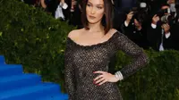 Sederet selebritas tampil dengan gaun transparan di Met Gala 2017. Bagaimana seksinya? Intip di sini. Sumber: Instagram/nytimesfashion