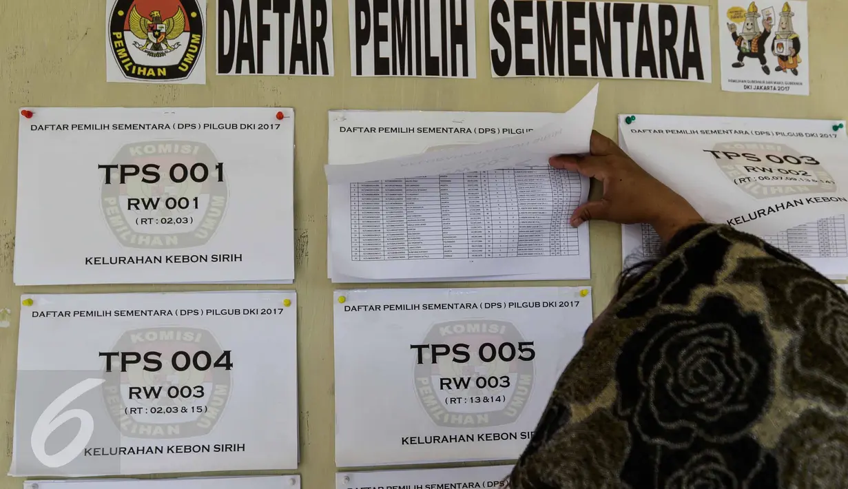 Daftar Pemilih Sementara (DPS) Pilgub DKI Jakarta Tahun 2017, Jakarta, Rabu (16/11). KPU DKI Jakarta menghimbau bagi pemilih yang namanya belum masuk ke DPS bisa mendaftar ke petugas KPU di kelurahan hingga 19 November 2016. (Liputan6.com/Faizal Fanani)