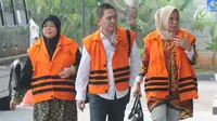 Tiga anggota DPRD Kota Malang Rahayu Sugiarti (kiri), Suprapto (tengah) dan Wiwik Hendri Astuti tiba untuk menjalani pemeriksaan kasus dugaan suap pembahasan APBD-P Pemerintah Kota Malang TA 2015 di KPK, Jakarta, Senin (23/7). (Merdeka.com/Dwi Narwoko)