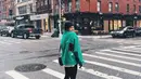 Pemilik nama panjang Enzy Storia Leovarisa ini terkenal dengan kelucuannya saat memandu acara talkshow. Enzy yang receh ini selalu pancarkan sisi positif yang membuatnya terlihat menawan. Foto Enzy di jalanan New York ini banjir pujian dari netizen. (Liputan6.com/IG/@enzystoria)