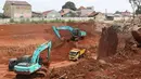 Alat berat mengeksekusi lahan dan bangunan milik  warga yang terkena proyek Jalan Tol Cinere-Jagorawi (Cijago) di Baktijaya, Sukmajaya, Depok, Jawa Barat, Selasa (11/12). Sebanyak 30 rumah dieksekusi dalam proyek ini. (Liputan6.com/Immanuel Antonius)