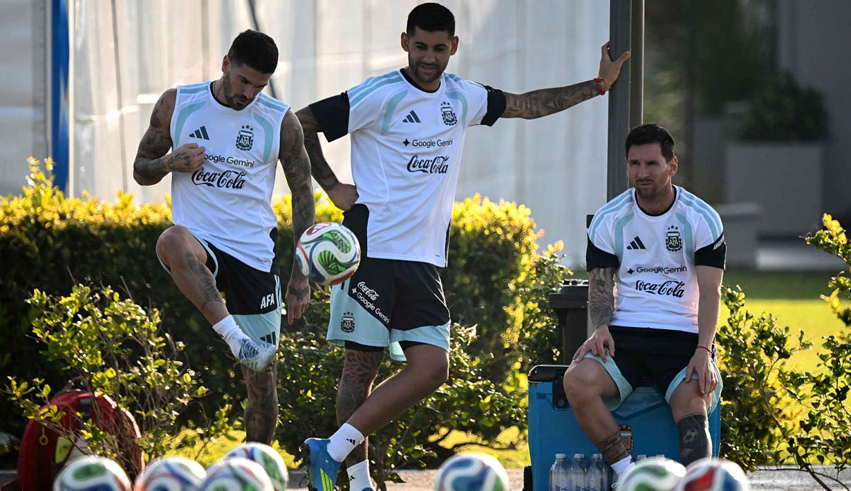 Pemain Timnas Argentina, Rodrigo De Paul, Marcos Senesi dan Lionel Messi (kiri ke kanan) saat menghadiri sesi latihan di Ezeiza, provinsi Buenos Aires, Argentina, pada 30 Maret 2026. Timnas Argentina akan menjamu Zambia pada laga persahabatan atau international friendly di La Bombonera, Buenos Aires. (Luis ROBAYO/AFP)