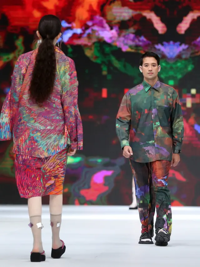 Makna Transisi di Motif Grafis K.A.L.A Studio x Isha Hening di Jakarta Fashion Week 2023