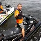 Wakapolri Komjen Pol Syaffrudin mengacungkan jempol sebelum bermain jetski dalam acara Bhayangkara Cup Jetski Round 1 di Pantai Mutiara Pluit, Jakarta, Minggu (22/07).  (Liputan6.com/Fery Pradolo)