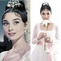 Menurut sang stylist, Erich Al Amin penampilannya tersebut terinspirasi dari look Audrey Hepburn di Film War and Peace tahun 1956. [@nindyayunda]