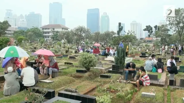 Jelang Ramadan, TPU Karet Bivak Dipenuhi Peziarah