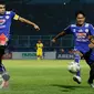 Pemain Sriwijaya FC, Titus Bonai berusaha melewati hadangan para pemain Arema Cronus saat Semifinal Piala Presiden 2015, Malang, Sabtu (3/10/2015). Pertandingan berakhir imbang dengan skor 1-1. (Liputan6.com/Yoppy Renato)