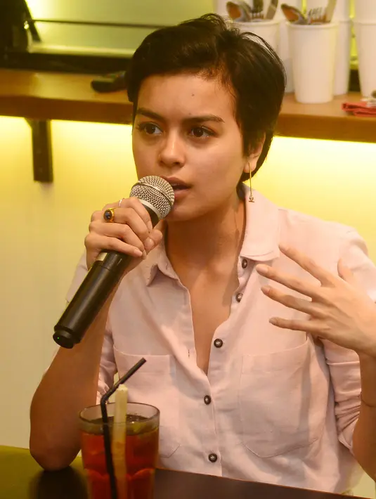 Setelah sekian lama menghilang dari dunia peran, ia mulai merasakan kangen dengan dunia akting. Meski ia belum mengetahui akan bermain dalam film apa. (Galih W. Satria/Bintang.com)