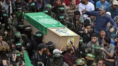 Tentara Hamas mengenakan topeng dan membawa senjata mengiringi peti jenazah enam pejuang mereka yang tewas di Deir el-Balah, Jalur Gaza (6/5). Sebelumnya telah terjadi ledakan yang menewaskan enam pejuang Hamas pada Sabtu (5/5). (AP/Khalil Hamra)