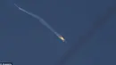 Terlihat gambar sebuah pesawat terbakar pada selasa pagi waktu setempat di wilayah Perbatasan Turki dan Suriah. Kementerian Pertahanan Rusia mengklaim pasukannya masih mengudara di wilayah Suriah. (Dailiymail)