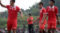 Sesi latihan Persija Jakarta idipimpin langsung oleh sang pelatih, Stefano Cugurra Teco di Lapangan POR Sawangan, Sabtu (21/1/2017). (Bola.com/Nicklas Hanoatubun)