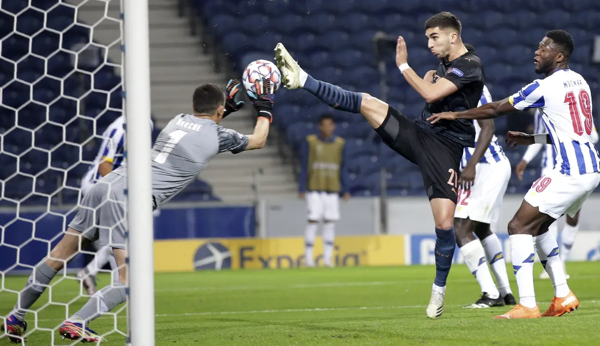 Kiper FC Porto, Agustin Marchesin melakukan penyelamatan di depan penyerang Manchester City, Ferran Torres pada matchday kelima Grup C Liga Champions di Estadio Do Dragao, Porto, Rabu (2/12/2020) dini hari WIB. Manchester City harus puas bermain 0-0 lawan Porto. (AP Photo/Luis Vieira)