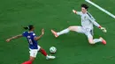 Pemain Prancis Michael Olise melakukan tendangan yang berhasil ditepis oleh kiper Swedia Jacob Widell Zetterstrom selama pertandingan sepak bola babak 32 Piala Dunia antara Prancis dan Swedia di East Rutherford, N.J., dekat New York, Selasa, (30/06/2028). (AP Photo/Yuki Iwamura)