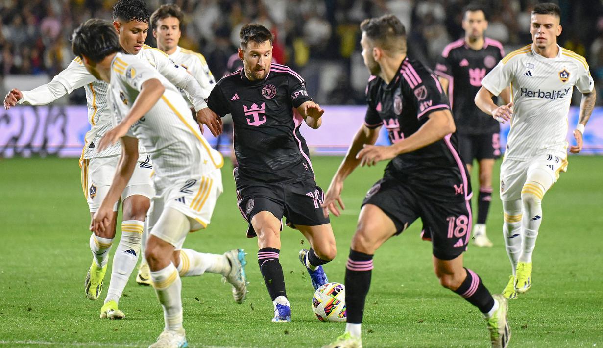 Pemain Inter Miami, Lionel Messi (tengah kiri) berusaha mengumpan ke arah rekannya Jordi Alba pada laga Major League Soccer 2024 melawan LA Galaxy di Dignity Health Sports Park, California, Amerika Serikat, Senin (26/02/2024) WIB. (AFP/Patrick T. Fallon)