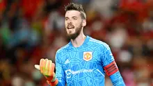 Kiper Manchester United, David de Gea, saat melawan Liverpool pada laga persahabatan di Stadion Rajamangala, Bangkok (12/7/2022). De Gea gagal pindah dari MU ke Real Madrid lantaran mesin faks yang rusak sehingga dokumen keperluan transfer De Gea tidak sampai ke Los Blancos. (AFP/Manan Vatsyayana)