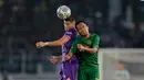 Begitupun dengan pemain andalan Persita Tangerang, Ramiro Fergonzi (kiri) yang sempat mengancam gawang PSS Sleman. Namun, upaya pemain Argentina itu masih bisa diredam barisan pertahanan Laskar Sembada. (Bola.com/Arief Bagus)
