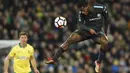 Penyerang Chelsea, Michy Batshuayi menyundul bola ke gawang Norwich City pada laga Piala FA di Carrow Road, Norwich, (6/1/2018). Chelsea bermain imbang 0-0 dengan Norwich. (AFP/Adrian Dennis)