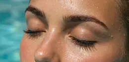 Mermaid skin menjadi tren makeup terbaru yang menghadirkan tampilan kulit lembap, glowing, dan bercahaya alami dengan efek seperti baru keluar dari laut. (Foto/Dok: Pexels)
